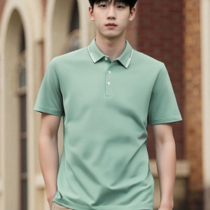 Seamless men's summer solid color short sleeved shirt Minimally designed interior top with a comfortable base layer