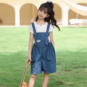 Girls' shoulder strap shorts summer outfit new style,  stylish and casual,  medium to large children's fashion