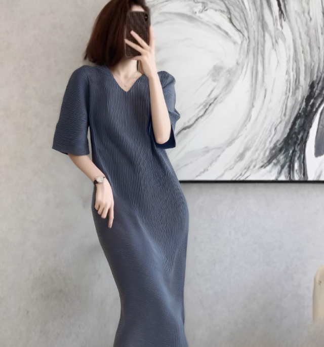 Summer Japanese Fold V Elegant commuting,  loose and casual dress that covers the skin and appears slim ZH160
